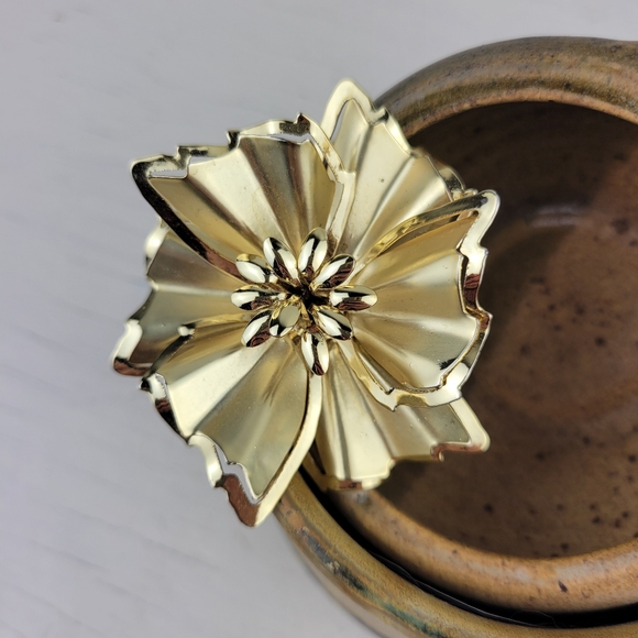 Vintage 1960s Brooch Gold Tone Metal Flower - Picture 2 of 15